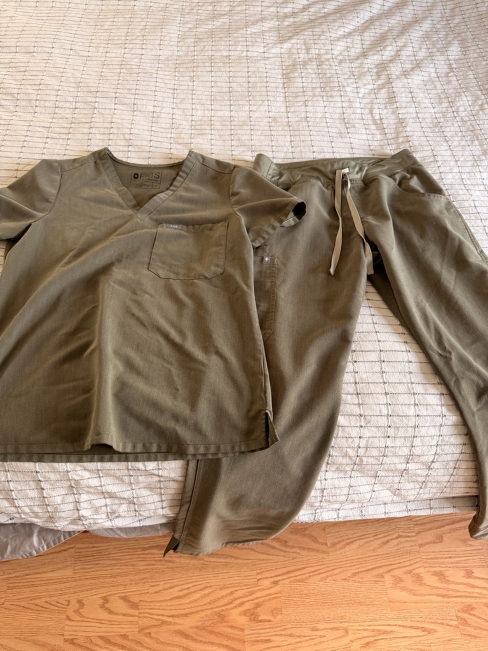 Figs Olive V-Neck Scrub Top set in small